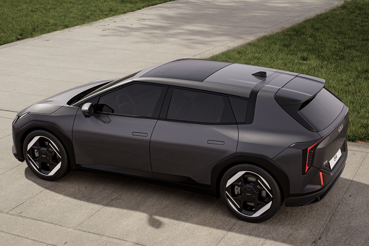 Phần đầu xe nổi bật với "EV Tiger Face" – đặc trưng của Kia – kết hợp cùng đèn pha đặt theo chiều dọc và hệ thống chiếu sáng "Star Map" mà Kia đã áp dụng trên các mẫu xe điện khác. Phía sau xe có cánh lướt gió trên nóc và cụm đèn hậu dạng dọc, trong khi bộ mâm hợp kim 19 inch được gia công với họa tiết kỹ thuật độc đáo.