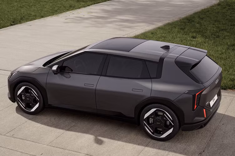 Phần đầu xe nổi bật với "EV Tiger Face" – đặc trưng của Kia – kết hợp cùng đèn pha đặt theo chiều dọc và hệ thống chiếu sáng "Star Map" mà Kia đã áp dụng trên các mẫu xe điện khác. Phía sau xe có cánh lướt gió trên nóc và cụm đèn hậu dạng dọc, trong khi bộ mâm hợp kim 19 inch được gia công với họa tiết kỹ thuật độc đáo.