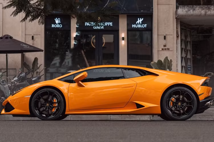 Nguyên bản, siêu xe Lamborghini Huracan LP610-4 này sở hữu ngoại thất màu cam, tuy nhiên, xe thường xuyên được dán decal với nhiều màu sắc khác nhau.