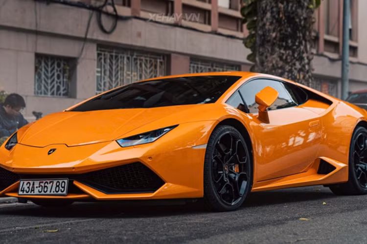 Cụ thể siêu xe Lamborghini Huracan đời 2015 đã lăn bánh khoảng 14.000 km. Đáng chú ý là chiếc xe này mang biển VIP 43A-567.89. Ở thời điểm mua mới, chiếc xe có giá đồn đoán lên tới 18 tỷ đồng.