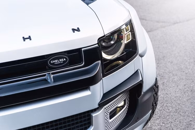 Trong khi các hãng độ khác sẽ tự mãn với thành công thì Kahn Design liên tục tinh chỉnh. Đối với phiên bản mới nhất đã thể hiện toàn diện về hình thức và các chức năng. Năm ngoái, Defender X với gói độ Wide Track mới tạo nên vẻ ngoài cơ bắp, bắt mắt khiến khách hàng yêu tích, đồng thời bổ sung các đường nét sắc sảo hơn, mượt mà và tư thế mạnh mẽ.