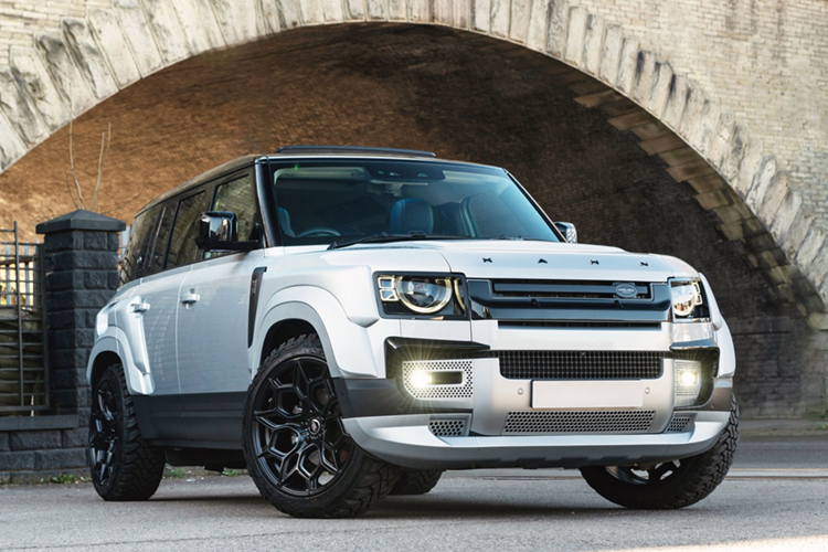 Toàn bộ bodykit được chế tạo từ nhựa ABS cao cấp, chất liệu bền bỉ này được các nhà sản xuất đánh giá cao về độ bền, trọng lượng nhẹ. Sự thay đổi này cải thiện độ hoàn thiện, cho phép mức giá dễ tiếp cận hơn mà không làm giảm cảm giác cao cấp mà khách hàng mong đợi từ Chelsea Truck Co.