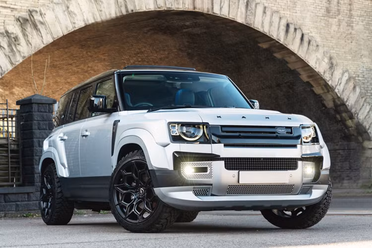 Toàn bộ bodykit được chế tạo từ nhựa ABS cao cấp, chất liệu bền bỉ này được các nhà sản xuất đánh giá cao về độ bền, trọng lượng nhẹ. Sự thay đổi này cải thiện độ hoàn thiện, cho phép mức giá dễ tiếp cận hơn mà không làm giảm cảm giác cao cấp mà khách hàng mong đợi từ Chelsea Truck Co.