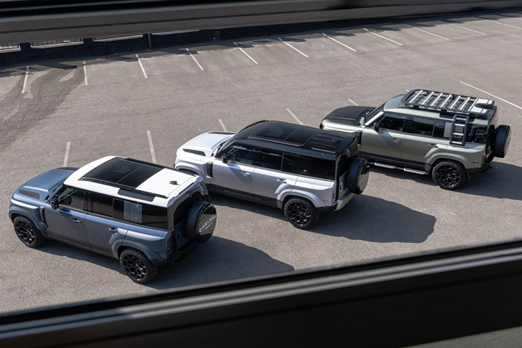 Đến năm 2025, đội ngũ thiết kế đứng sau Chelsea Truck Co. là Kahn Design đã giới thiệu bộ widebody được phát triển cẩn thận dành cho thế hệ Land Cruiser Defender L663 hiện đại, kết hợp các đường nét di sản với thủ công đương đại.