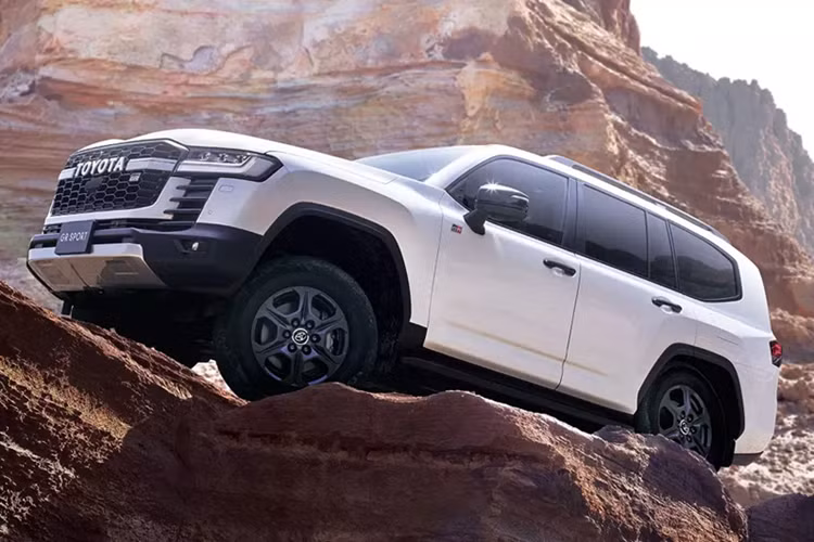 Trong khi đó, bản GR Sport sử dụng động cơ diesel có giá lên đến 8.136.800 Yên (khoảng 1,383 tỷ đồng). So với phiên bản cũ, giá xe đã tăng từ 130.900 - 152.500 Yên (22,2 – 26 triệu đồng), tùy theo phiên bản.