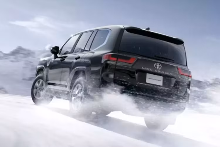 Bên dưới nắp ca-pô của mẫu SUV này không có bất kỳ thay đổi nào. Toyota Land Cruiser LC300 2025 vẫn sử dụng động cơ xăng V6, tăng áp kép, dung tích 3.5L và động cơ diesel V6, dung tích 3.3L, kết hợp với hộp số tự động 10 cấp cùng hệ dẫn động 4 bánh toàn thời gian.