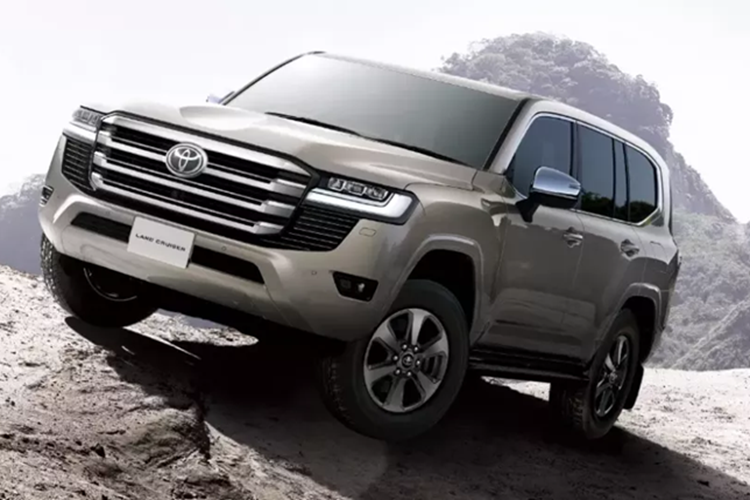 Phiên bản 2025 của mẫu xe SUV Toyota Land Cruiser LC300 không có thay đổi về thiết kế so với thời điểm tháng 8/2021. Thay vào đó, Toyota tập trung vào việc cải thiện công nghệ của mẫu xe này. Những thay đổi dễ nhận thấy nhất đến từ nội thất của Toyota Land Cruiser LC300 2025.