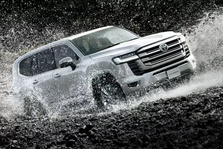 Tuy nhiên, Toyota cho biết động cơ diesel giờ đây đã đáp ứng các tiêu chuẩn khí thải mới nhất của Nhật Bản. Mức giá xe Toyota Land Cruiser LC300 2025 ở thị trường Nhật Bản khởi điểm từ 5.252.500 Yên (khoảng 893 triệu đồng) cho bản xăng GX tiêu chuẩn.