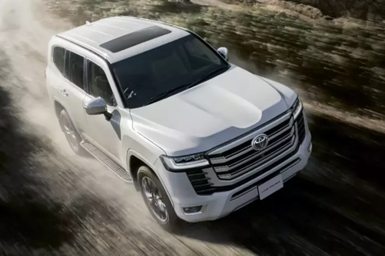 Được biết, để tránh tình trạng quá tải đơn đặt hàng Land Cruiser LC300 thế hệ mới, hãng xe Toyota đã quyết định tạm ngừng nhận đơn cho đến khi có thể giao xe cho những khách hàng đã đặt trước.