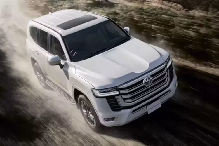 Được biết, để tránh tình trạng quá tải đơn đặt hàng Land Cruiser LC300 thế hệ mới, hãng xe Toyota đã quyết định tạm ngừng nhận đơn cho đến khi có thể giao xe cho những khách hàng đã đặt trước.