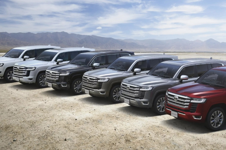 Hãng xe Nhật Bản cũng đưa ra lời xin lỗi chính thức trên trang web của mình: “Cảm ơn quý khách đã quan tâm đến sản phẩm của chúng tôi. Land Cruiser 300 đã được nâng cấp để tuân thủ các quy định mới. Chúng tôi đã tạm ngừng nhận đơn đặt hàng để ưu tiên sản xuất xe cho những khách hàng đã đặt trước và đang chờ giao xe.