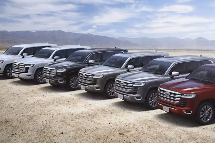 Hãng xe Nhật Bản cũng đưa ra lời xin lỗi chính thức trên trang web của mình: “Cảm ơn quý khách đã quan tâm đến sản phẩm của chúng tôi. Land Cruiser 300 đã được nâng cấp để tuân thủ các quy định mới. Chúng tôi đã tạm ngừng nhận đơn đặt hàng để ưu tiên sản xuất xe cho những khách hàng đã đặt trước và đang chờ giao xe.