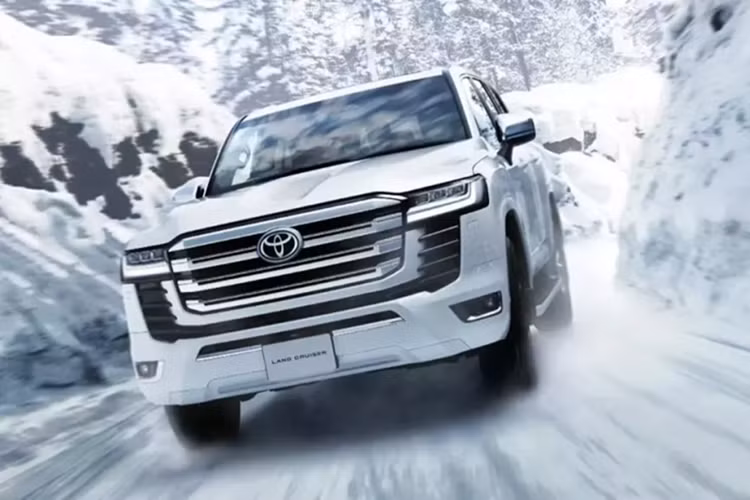 Toyota luôn có xu hướng tinh chỉnh các dòng xe biểu tượng thay vì thiết kế lại hoàn toàn và bản nâng cấp của Toyota Land Cruiser 300 Series 2025 mới là minh chứng rõ ràng. Hãng xe Nhật Bản vừa giới thiệu phiên bản cải tiến nhẹ của mẫu SUV cỡ lớn này tại thị trường nội địa.