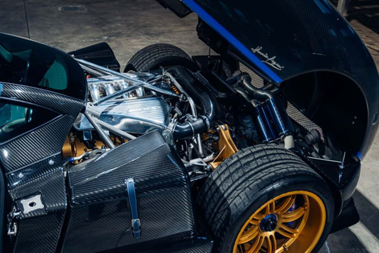 Ngoại thất sơn màu xanh dương, trắng, đỏ – lấy cảm hứng từ đội Frecce Tricolori, kết hợp với sợi carbon bóng bẩy. Nội thất bọc da sang trọng, điểm nhấn bằng sợi carbon và chỉ khâu tinh tế. Bộ mâm hợp kim nhẹ cùng phanh gốm-carbon màu vàng càng làm chiếc xe thêm nổi bật.