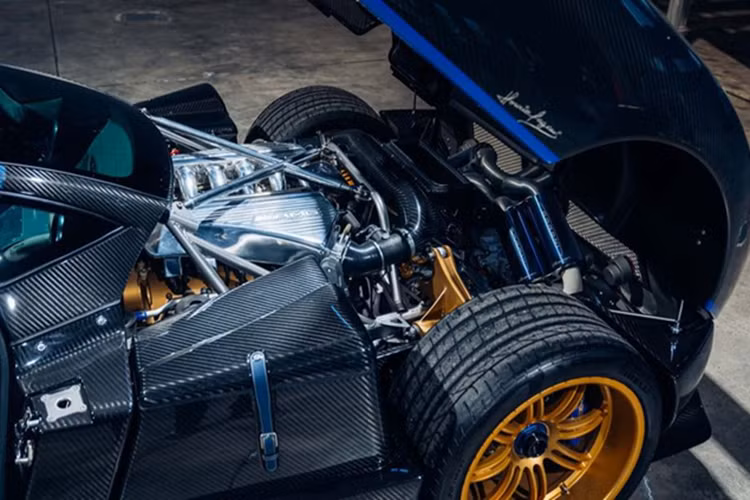 Ngoại thất sơn màu xanh dương, trắng, đỏ – lấy cảm hứng từ đội Frecce Tricolori, kết hợp với sợi carbon bóng bẩy. Nội thất bọc da sang trọng, điểm nhấn bằng sợi carbon và chỉ khâu tinh tế. Bộ mâm hợp kim nhẹ cùng phanh gốm-carbon màu vàng càng làm chiếc xe thêm nổi bật.