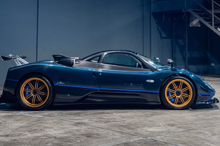 Mới đây, một chiếc Pagani Zonda Tricolore đã được rao bán thông qua nền tảng đấu giá trực tuyến RM Sotheby's. Xe sản xuất từ năm 2010, đã đi được 1.287 km và vẫn trong tình trạng như mới.