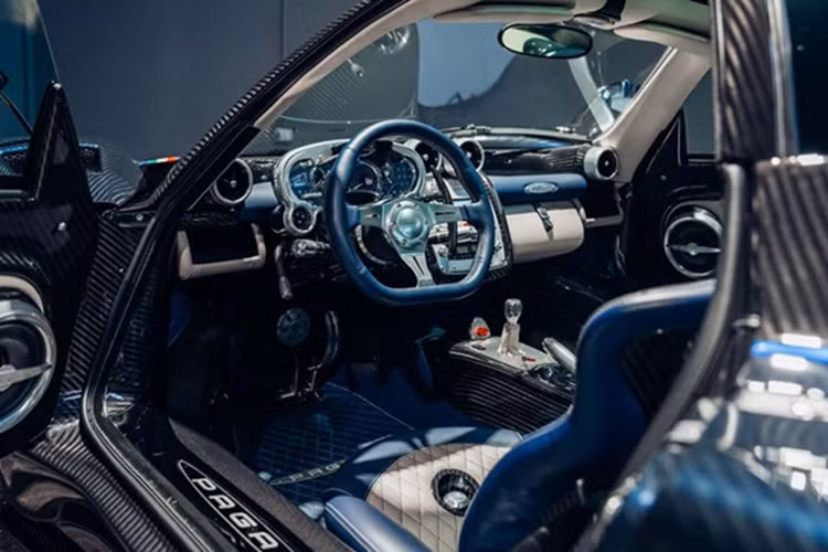 Pagani Zonda Tricolore sử dụng động cơ V12, dung tích 7,3 lít do AMG chế tạo, sản sinh công suất tối đa 678 mã lực. Kết hợp cùng hộp số 6 cấp, "siêu phẩm" đến từ Ý chỉ mất 3,4 giây để tăng tốc lên 100 km/h từ vị trí xuất phát trước khi đạt vận tốc tối đa 355 km/h.