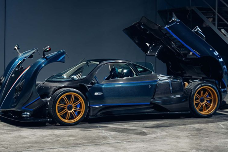 Theo mô tả của cuộc đấu giá, chủ sở hữu mới có thể yêu cầu chuyển đổi hộp số từ số tự động sang hộp số sàn 6 cấp. Đặc biệt hơn, đây không phải là bản nâng cấp của bên thứ 3, mà do chính Pagani thực hiện.