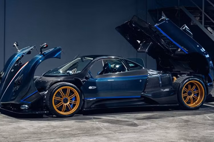 Theo mô tả của cuộc đấu giá, chủ sở hữu mới có thể yêu cầu chuyển đổi hộp số từ số tự động sang hộp số sàn 6 cấp. Đặc biệt hơn, đây không phải là bản nâng cấp của bên thứ 3, mà do chính Pagani thực hiện.