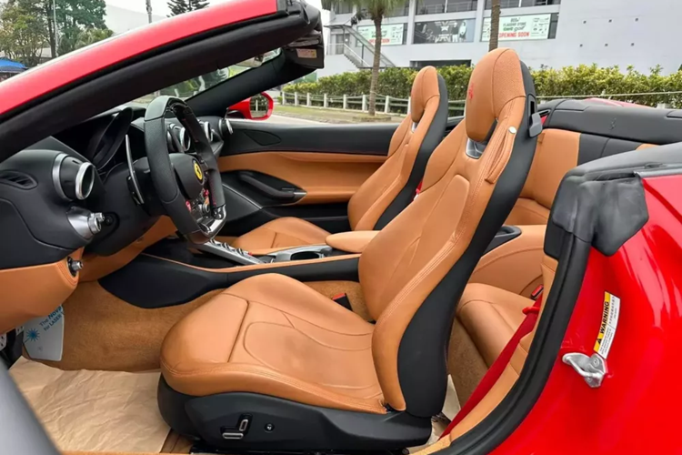 Ferrari Portofino chỉ có duy nhất 1 biến thể mui trần, và nóc nhà là loại mui xếp cứng, rất thời trang, cũng như tiện lợi, không lo thời gian dài sử dụng, sẽ bị biến dạng và xuống cấp như là mui xếp mềm.