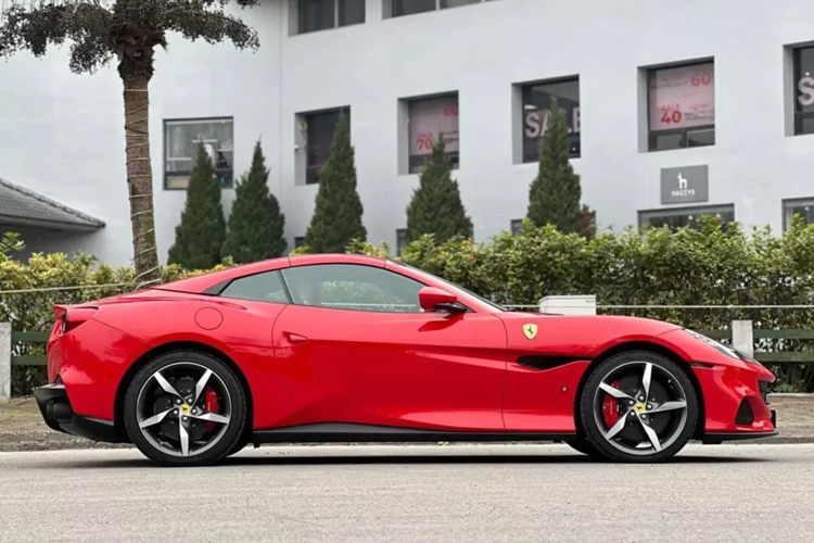 Như vậy là sau khi phải thường xuyên nằm trong showroom bán xe sang trong hơn 1 năm ở Hà Nội, chiếc Ferrari Portofino M đã được cởi dây trói khi có người mua, và hay được chủ nhân mang xuống phố để dạo chơi cũng như trải nghiệm cảm giác se lạnh của thủ đô.