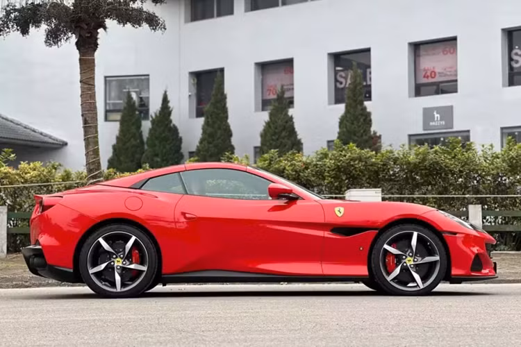 Như vậy là sau khi phải thường xuyên nằm trong showroom bán xe sang trong hơn 1 năm ở Hà Nội, chiếc Ferrari Portofino M đã được cởi dây trói khi có người mua, và hay được chủ nhân mang xuống phố để dạo chơi cũng như trải nghiệm cảm giác se lạnh của thủ đô.