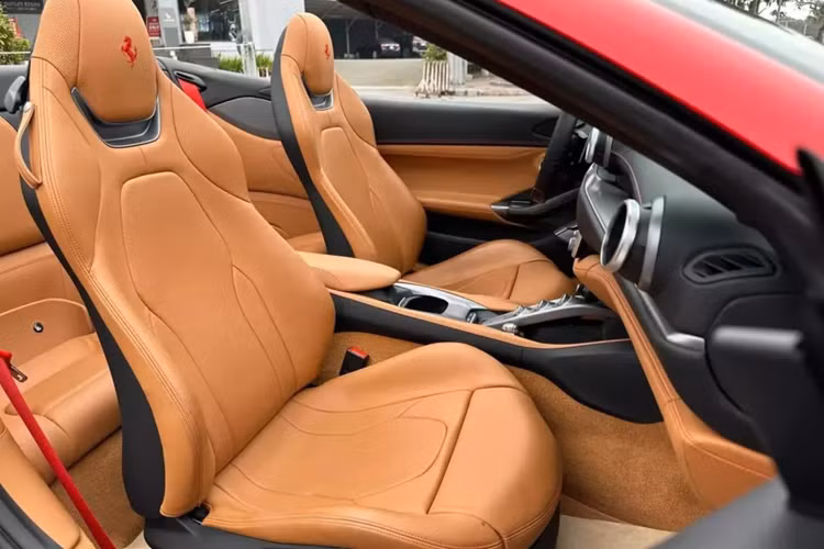 Với sức mạnh này, phiên bản nâng cấp của dòng siêu xe mui trần Ferrari Portofino M có thể tăng tốc từ vị trí xuất phát lên 100 km/h chỉ trong khoảng thời gian 3,45 giây, 0-200 km/h trong 9,8 giây, trước khi đạt tốc độ tối đa 320 km/h.