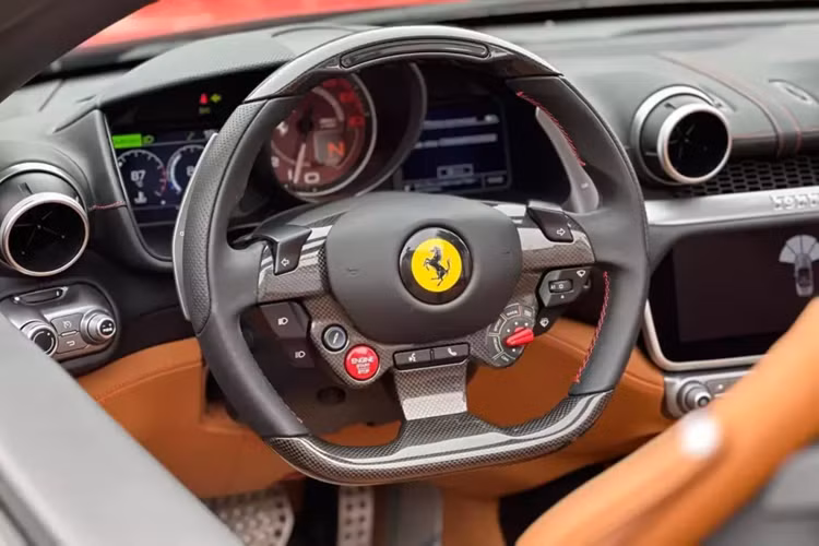 Siêu xe mui trần Ferrari Portofino M vẫn được trang bị khối động cơ V8, tăng áp kép, dung tích 3.9 lít nhưng đã được tinh chỉnh lại nhằm cho công suất tối đa 612 mã lực, tăng 20 mã lực và mô-men xoắn cực đại của siêu xe này là 760 Nm, ngang với chiếc siêu xe Ferrari Roma.