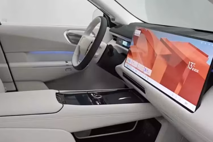 Hơn nữa, cách bố trí này hỗ trợ việc đặt một cục pin lớn, giúp tạo ra sàn phẳng trong buồng lái, cũng như kiến trúc điện và tính an toàn của ba hệ thống điện. Lynk &amp; Co 900 đi kèm với hệ thống kiểm soát giảm xóc liên tục CDC, hệ thống này chủ động điều chỉnh hệ thống treo theo điều kiện đường sá.