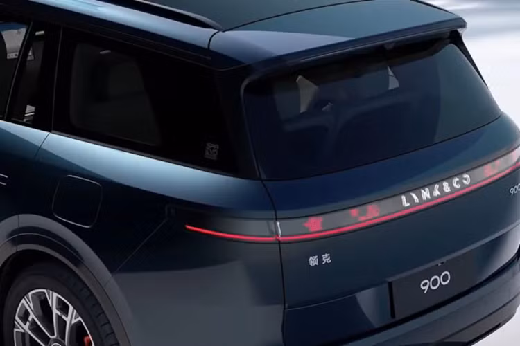 Tốc độ tối đa được cho là 200 km/h, trong khi thời gian tăng tốc từ 0-100 km/h là 4 giây. Có lẽ, những con số này dành cho phiên bản mạnh nhất. Nhờ khung gầm AI kỹ thuật số Lynk &amp; Co, chiếc xe có thể thực hiện các chức năng như quay đầu xe theo điệu valse, chế độ cua và các trò lừa bịp khác.