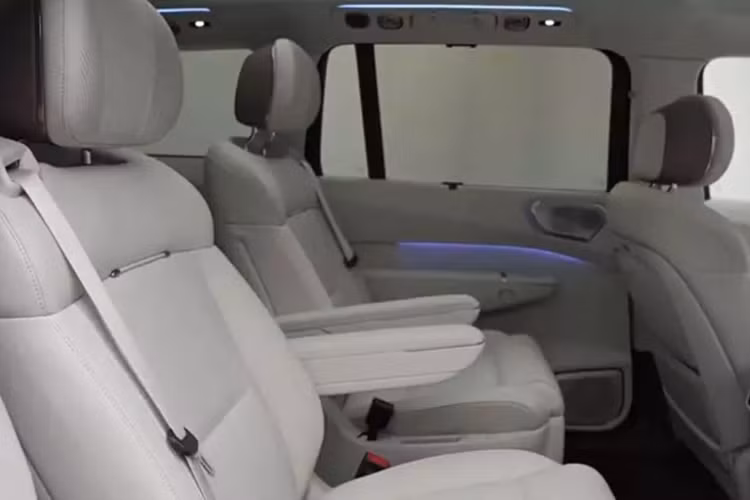 Không có viền, màn hình này cho phép chia màn hình thành nhiều chế độ xem cùng với tương tác tất cả trong một. Điều này có nghĩa là có thể chia màn hình kỹ thuật số. Ngoài ra còn có một bảng hiển thị cụm đồng hồ mỏng 12,66 inch dành cho người lái.