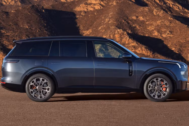 Sau đó là phiên bản cao cấp nhất, có thiết kế ba động cơ điện. Phiên bản này có cùng động cơ điện 123 kW ở trục trước nhưng sử dụng động cơ điện 160 kW ở mỗi bánh sau để có tổng công suất hệ thống là 630 kW, tương đương 856 mã lực.