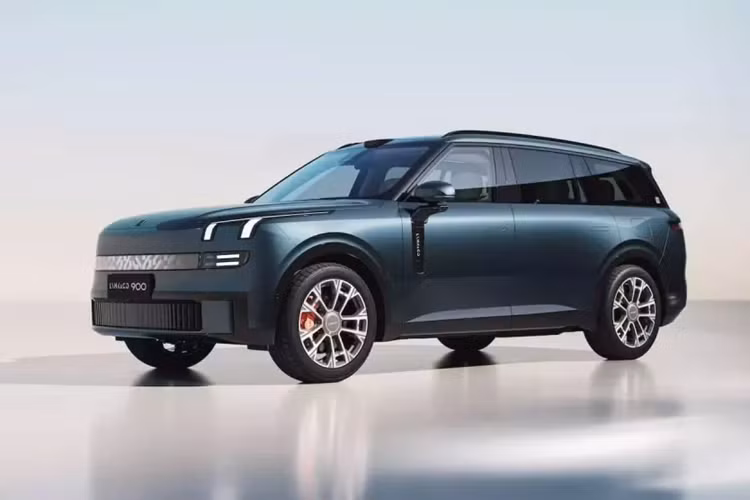 Độ dốc của cửa sau có phần giống với Range Rover. Chiếc xe có năm tùy chọn màu: Polar Night Black, Cloudy Gray, Morning Dawn Blue, Dawn White và Sunlight Silver. Những màu này tượng trưng cho thời gian từ nửa đêm đến 9:00 sáng. Lynk &amp; Co 900 sử dụng nền tảng SPA Evo cho xe hybrid điện cỡ lớn.