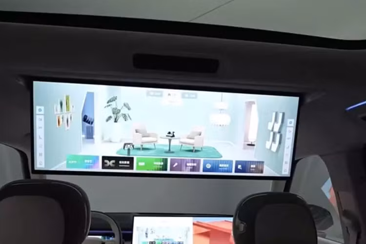 Cũng có thể thấy là một không gian lớn bên dưới bảng điều khiển trung tâm với ổ cắm USB và nguồn điện 12V có thể nhìn thấy. Theo Lynk &amp; Co, có 42 ngăn chứa đồ bên trong. Được thiết kế theo công thái học, chúng cho phép người dùng cất giữ các vật dụng từ kính râm đến son môi.