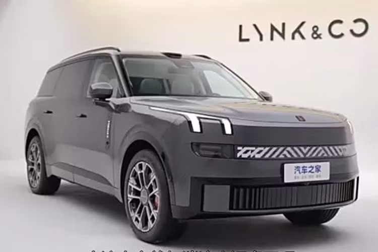Là một chiếc SUV ba hàng ghế, Lynk &amp; Co 900 tại Trung Quốc có kích thước dài 5240 mm, rộng 1999 mm và cao 1810 mm. Trong khi đó, chiều dài cơ sở khá dài, 3160 mm. Bên ngoài, chiếc xe có thiết kế bóng bẩy. Mặt trước được bao bọc phần lớn, với một cửa hút gió ở dưới chắn bùn.