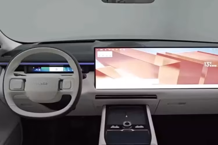 Hệ thống treo khí hai buồng kín có thể chuyển đổi giữa hai buồng và một buồng, giúp xe xử lý tốt hơn trong nhiều điều kiện khác nhau như vào cua. Đáng chú ý nhất từ bức ảnh nội thất chính thức là màn hình 30 inch lớn nổi trên bảng điều khiển, có độ phân giải 6K. Màn hình này vừa là màn hình thông tin giải trí vừa là màn hình giải trí cho hành khách.