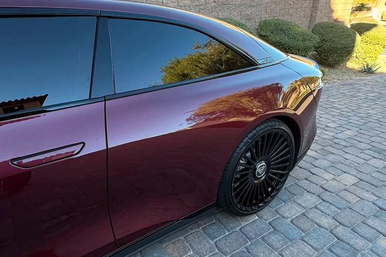 Xe được trang bị 3 động cơ điện và hệ dẫn động 4 bánh, có công suất tối đa lên đến 1.251 mã lực. Khả năng tăng tốc 0-97 km/h vào khoảng 1,89 giây và di chuyển tối đa khoảng 687 km cho một chu kỳ sạc.