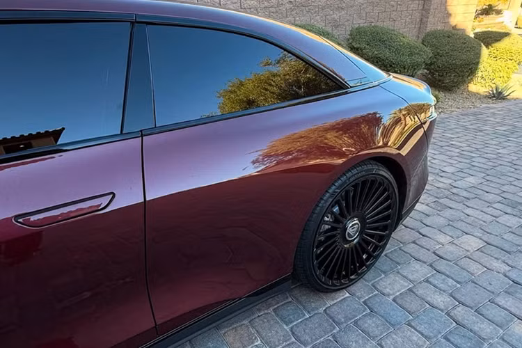 Xe được trang bị 3 động cơ điện và hệ dẫn động 4 bánh, có công suất tối đa lên đến 1.251 mã lực. Khả năng tăng tốc 0-97 km/h vào khoảng 1,89 giây và di chuyển tối đa khoảng 687 km cho một chu kỳ sạc.