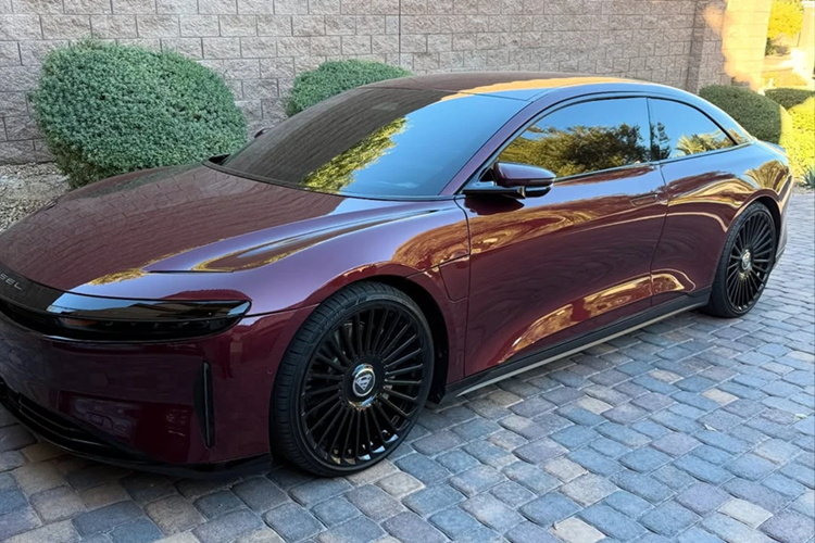 Mới đây, Shaquille O'Neal vừa bổ sung mẫu xe điện Lucid Air vào bộ sưu tập của mình. Đặc biệt hơn, đây là chiếc Lucid Air duy nhất trên thế giới sở hữu gói độ coupe 2 cửa được thực hiện bởi hãng độ West Coast Customs.