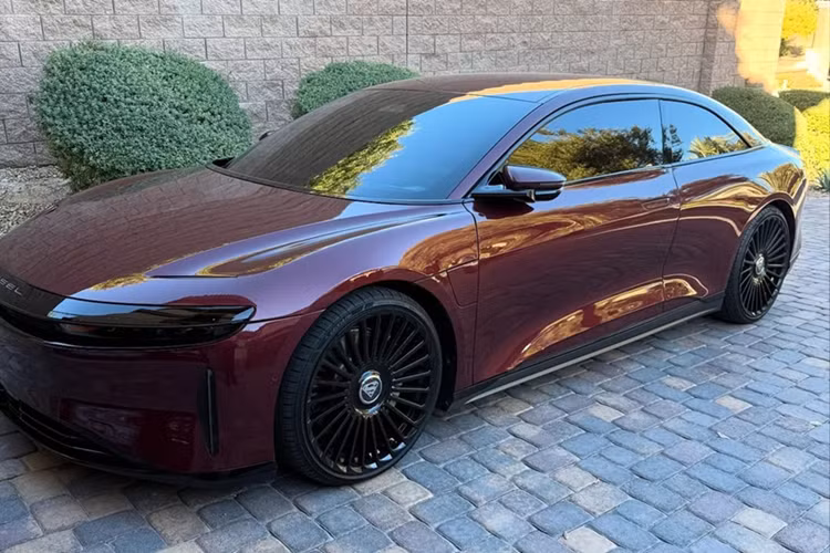 Mới đây, Shaquille O'Neal vừa bổ sung mẫu xe điện Lucid Air vào bộ sưu tập của mình. Đặc biệt hơn, đây là chiếc Lucid Air duy nhất trên thế giới sở hữu gói độ coupe 2 cửa được thực hiện bởi hãng độ West Coast Customs.