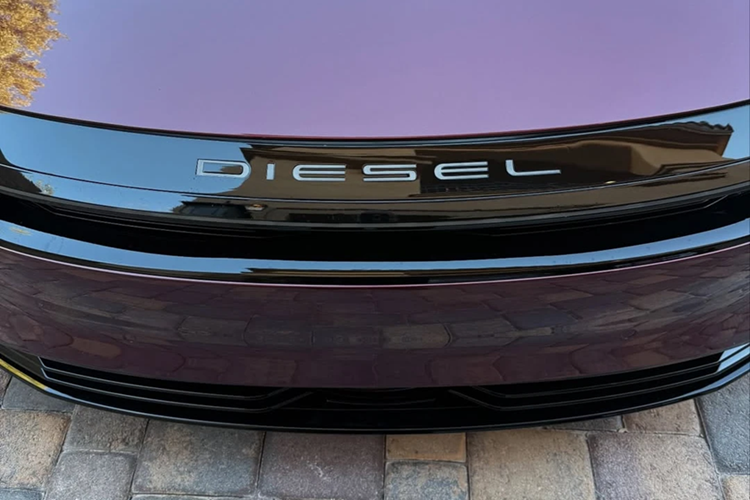 Chiếc xe Lucid Air của Shaquille O’Neal cá nhân hóa nhiều chi tiết như màu sơn đỏ Bordeaux quen thuộc hay biệt danh "Diesel", vốn cũng được anh sử dụng khi làm DJ.