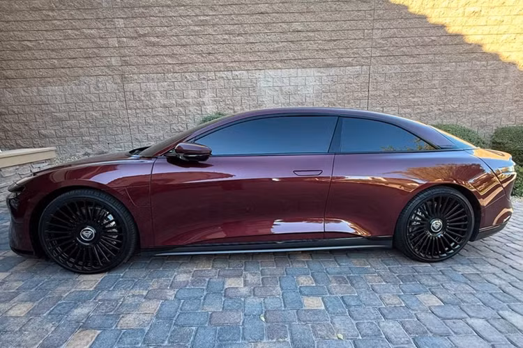 Chiếc xe đã loại bỏ hoàn toàn cột B cũng như cửa cho hàng ghế sau. Tuy nhiên, hình ảnh thực tế nội thất của chiếc xe này không được công bố.