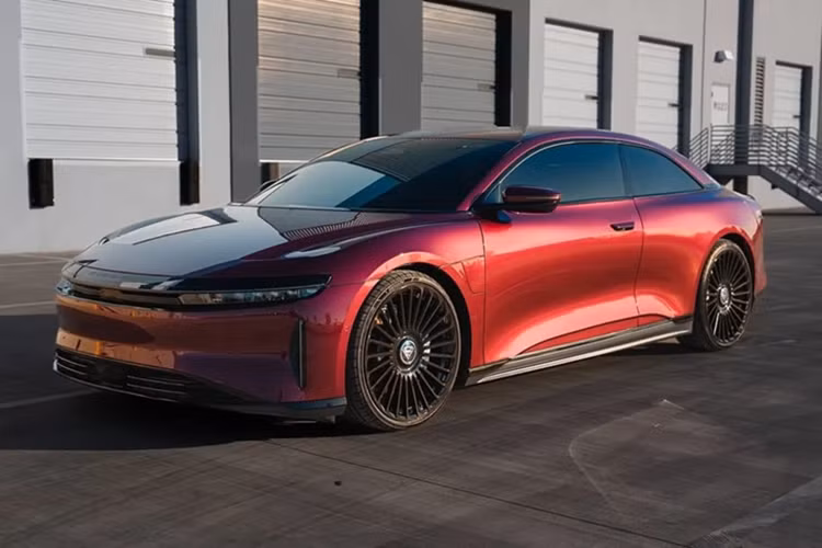 Mức giá của chiếc Lucid Air phiên bản coupe độc nhất thế giới của Shaquille O’Neal không được tiết lộ. Trước đây, West Coast Customs cũng từng nâng cấp mẫu Porsche Cayenne Turbo GT thành minivan cho vợ chồng Mark Zuckerberg.
