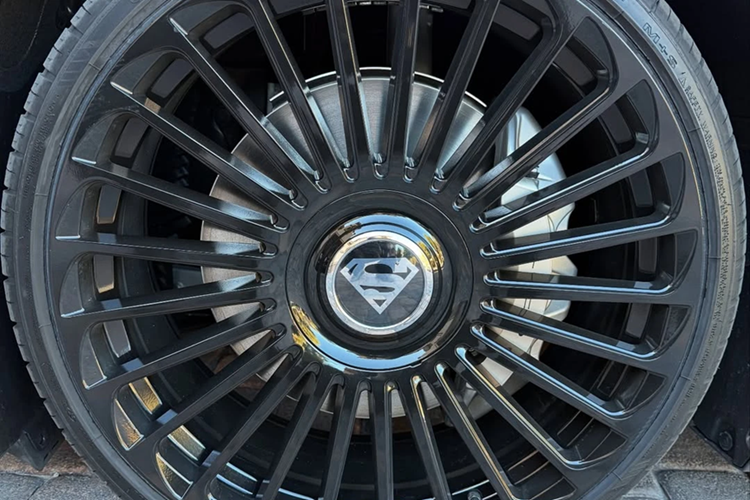 Đặc biệt, chiếc xe không thể nào thiếu logo Superman, một nhân vật được Shaquille O’Neal rất yêu thích. Hình ảnh này cũng xuất hiện trong biệt thự của anh.