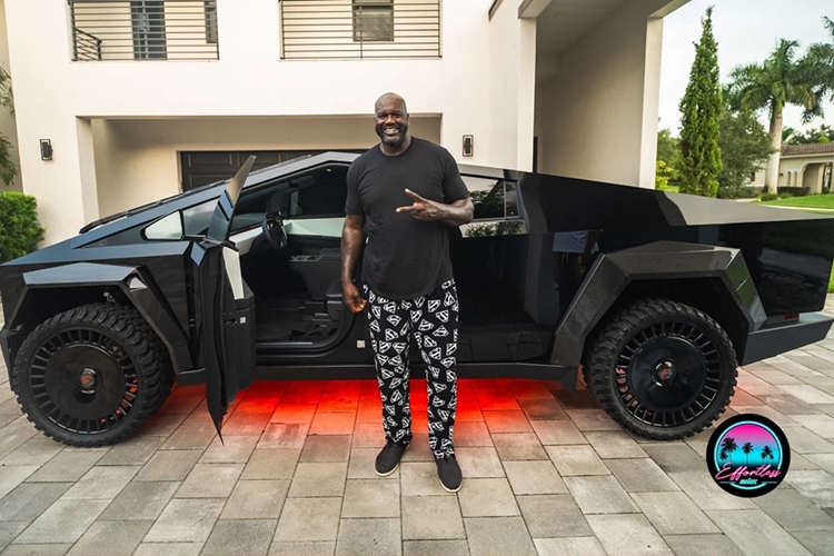 Với 4 chức vô địch NBA và 3 lần giành danh hiệu Final MVP, Shaquille O'Neal là một trong những huyền thoại bóng rổ với thu nhập hàng trăm triệu USD, cho phép anh sở hữu nhiều mẫu xe đắt tiền.