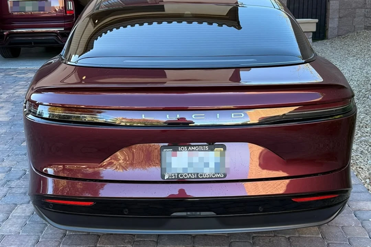 Không rõ chiếc Lucid Air của Shaquille O'Neal thuộc phiên bản nào. Tuy nhiên với tài sản mà anh đang sở hữu, rất có thể danh thủ này đã lựa chọn biến thể Air Sapphire với giá khởi điểm lên đến 249.000 USD.