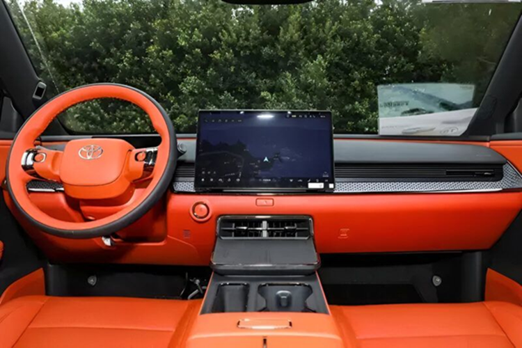 Sử dụng pin LFP, bZ3X có phạm vi hoạt động theo chuẩn CLTC đạt 500 hoặc 600 km tùy phiên bản. Nội thất được trang bị màn hình cảm ứng 12,3 inch tích hợp chip Snapdragon 8155, cửa sổ trời toàn cảnh và hệ thống hỗ trợ lái cấp độ L2+ do Momenta phát triển.