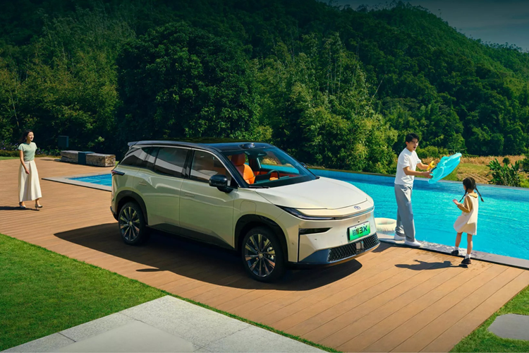 Toyota bZ3X là SUV điện cỡ nhỏ phát triển trên nền tảng e-TNGA. Xe có kích thước dài x rộng x cao lần lượt là 4.645 x 1.885 x 1.625 mm, với chiều dài cơ sở 2.750 mm. Người dùng có thể lựa chọn phiên bản dẫn động cầu trước (150 kW) hoặc dẫn động 2 cầu với hai động cơ (80 kW + 150 kW).