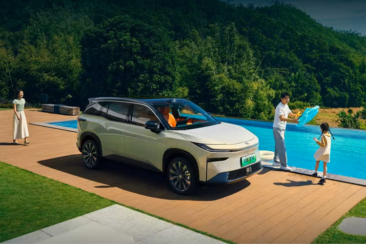 Toyota bZ3X là SUV điện cỡ nhỏ phát triển trên nền tảng e-TNGA. Xe có kích thước dài x rộng x cao lần lượt là 4.645 x 1.885 x 1.625 mm, với chiều dài cơ sở 2.750 mm. Người dùng có thể lựa chọn phiên bản dẫn động cầu trước (150 kW) hoặc dẫn động 2 cầu với hai động cơ (80 kW + 150 kW).