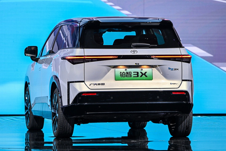 Toyota khẳng định họ không “chạy đua tốc độ”, mà áp dụng chiến lược triển khai thận trọng, lấy độ an toàn và độ hoàn thiện sản phẩm làm ưu tiên nhằm xây dựng niềm tin dài hạn với người tiêu dùng – đúng với triết lý phát triển bền vững của hãng, ngay cả trong thời đại xe điện đang chuyển mình chóng mặt.